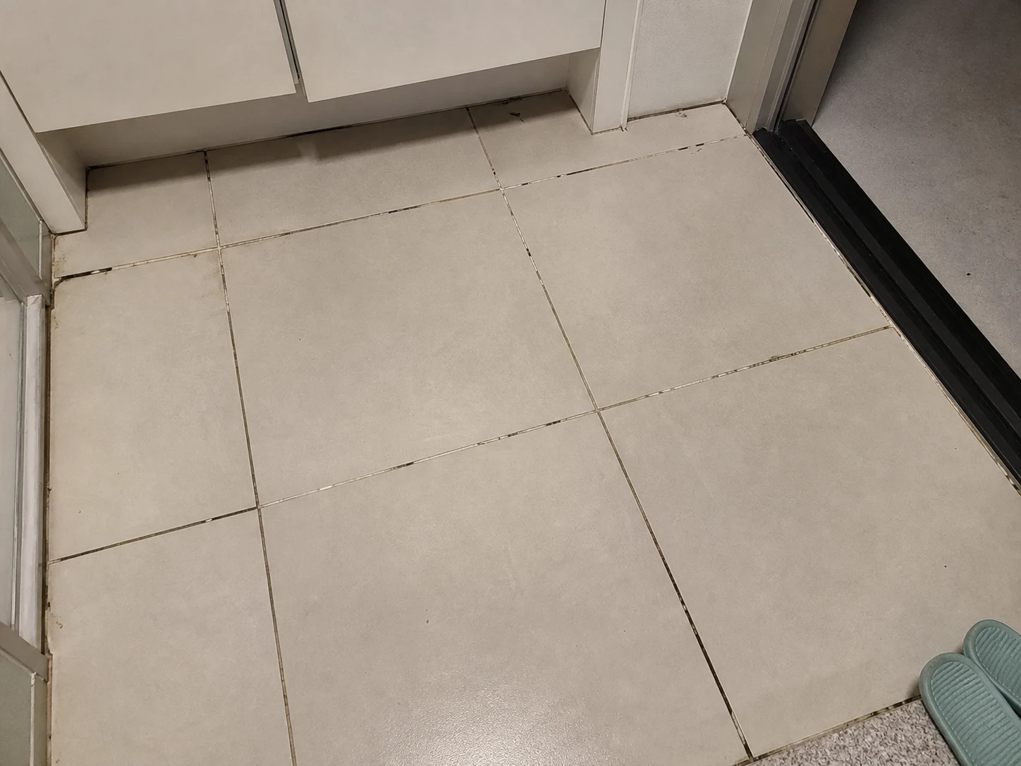 현관 포세린 타일 줄눈 경계가 어둡고 들뜬 시공 전 모습